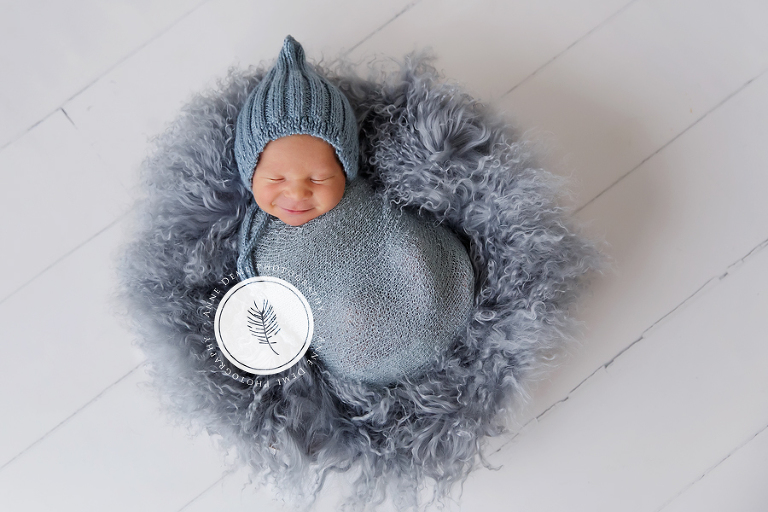 lachendes_neugeborenes_neugeborenenfotografie_babyfotograf_anne_deml_freising_augsburg_ingolstadt_babybilder_babyshooting_jonas_9