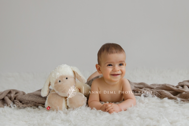 niedliche_babyfotos_baby_acht_monate_babyshooting_muenchen_anne_deml_fotografie_babybilder_fotostudio_professionell_einzigartig_liebevoll_leon_18