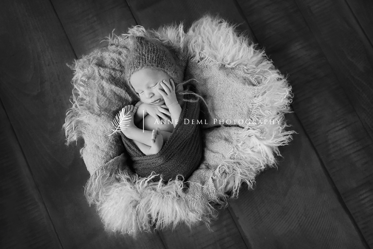 suesse_babybilder_muenchen_anne_deml_fotografie_neugeborenenfotos_babyfotograf_neugeborene_baby_krankenhaus_eltern_schlafende_jonas_5