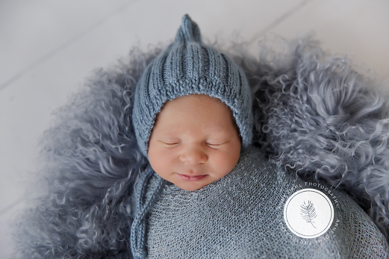 suesse_babybilder_muenchen_anne_deml_fotografie_neugeborenenfotos_babyfotograf_neugeborene_baby_krankenhaus_eltern_schlafende_jonas_7