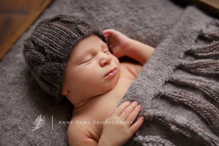 suesse_babybilder_muenchen_anne_deml_fotografie_neugeborenenfotos_babyfotograf_neugeborene_baby_krankenhaus_eltern_schlafende_jonas_8