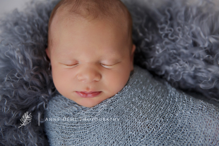 unvergessliche_momente_baby_erste_lebenstage_erinnerungen_babyfotograf_schlafendes_neugeborenes_babybilder_muenchen_anne_deml_fotostudio_muenchen_babyshooting_jonas_17