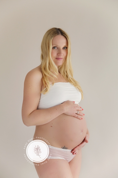 babybauch_nackt_fotostudio_muenchen_anne_deml_babyfotograf_hebamme_krankenhaus_geburt_schwanger_melanie_7