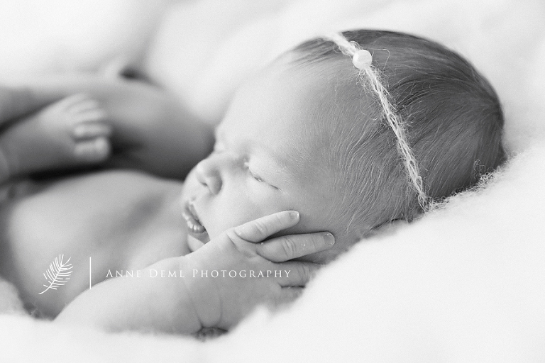 liebevolle_einzigartige_neugeborenenfotos_babyfotografin_anne_deml_fotostudio_muenchen_freising_geburt_babybilder_charlotte_3