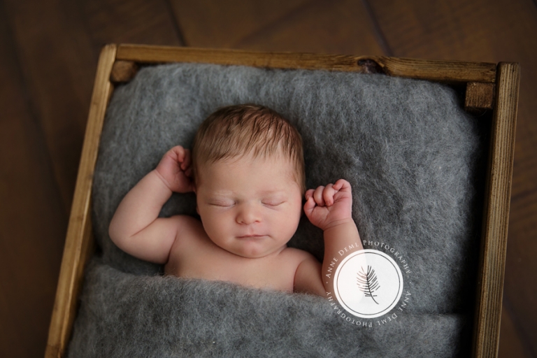 schlafendes_neugeborenes_babyfotografin_anne_deml_freising_fotostudio_babyfotografie_niedliche_babyfotos_besondere_momente_flynn_10