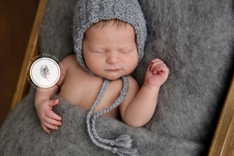 schlafendes_neugeborenes_babyfotografin_anne_deml_freising_fotostudio_babyfotografie_niedliche_babyfotos_besondere_momente_flynn_11