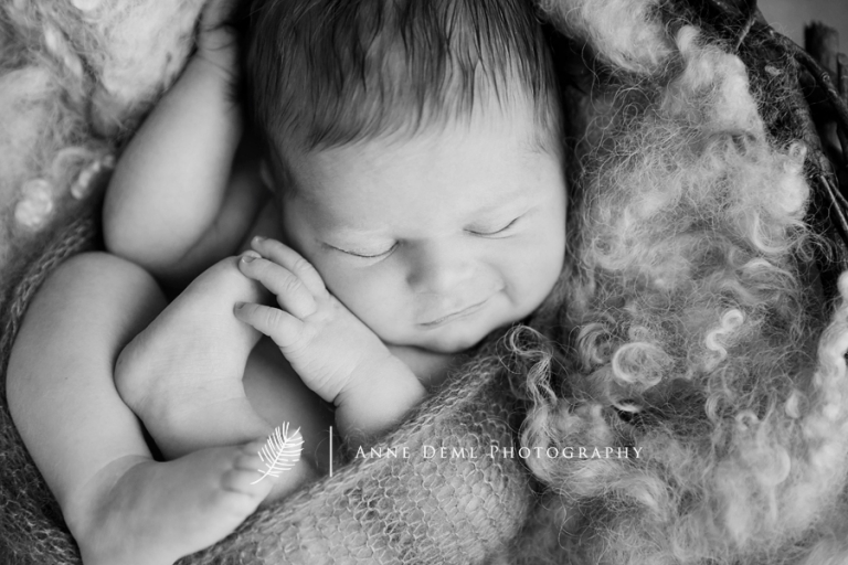 schlafendes_neugeborenes_babyfotografin_anne_deml_freising_fotostudio_babyfotografie_niedliche_babyfotos_besondere_momente_flynn_12