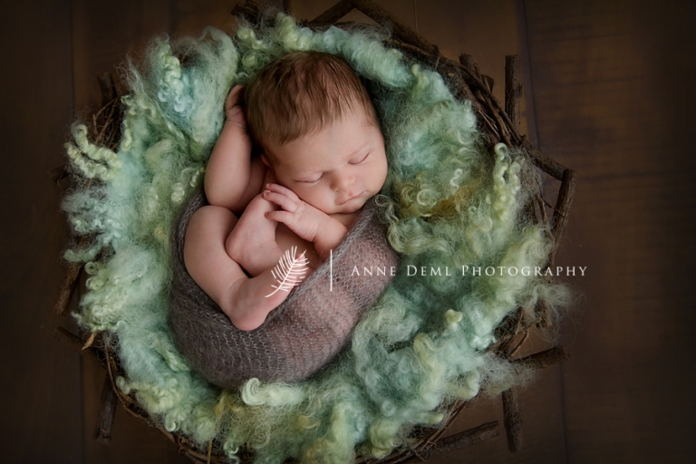schlafendes_neugeborenes_babyfotografin_anne_deml_freising_fotostudio_babyfotografie_niedliche_babyfotos_besondere_momente_flynn_16