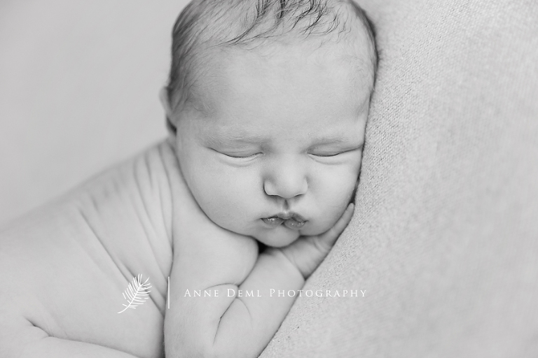suesse_babybilder_neugeborenenfotos_babyshooting_baby_muenchen_babyfotografin_professionelle_babyfotos_neugeborenenfotografie_augsburg_tim_16