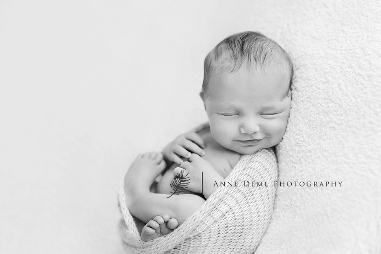zauberhafte_liebevolle_neugeborenenfotos_neugeborenenbilder_muenchen_einzigartige_erinnerungen_babyfotograf_anne_deml_freising_fotostudio_augsburg_babyfotoshooting_tim_03