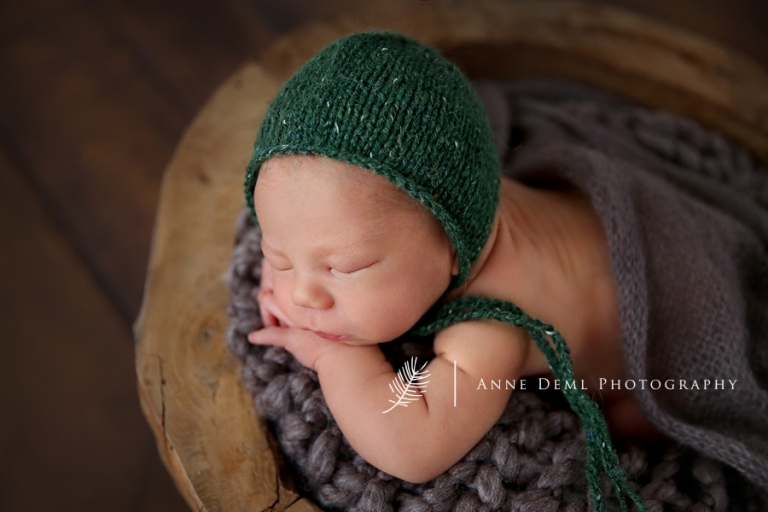 besondere_neugeborenenfotos_im_fotostudio_anne_deml_schlafendens_neugeborene_engelslaecheln_suesse_babybilder_muenchen_freising_augsburg_leo_10