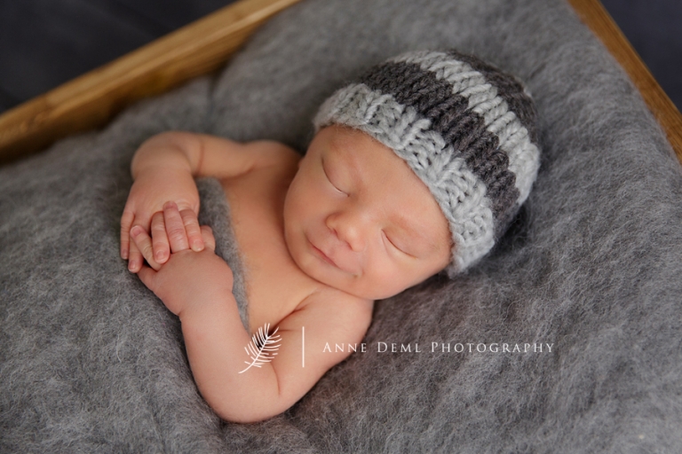 besondere_neugeborenenfotos_im_fotostudio_anne_deml_schlafendens_neugeborene_engelslaecheln_suesse_babybilder_muenchen_freising_augsburg_leo_6