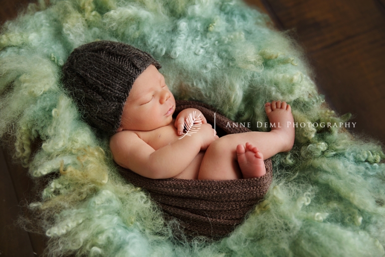 besondere_neugeborenenfotos_im_fotostudio_anne_deml_schlafendens_neugeborene_engelslaecheln_suesse_babybilder_muenchen_freising_augsburg_leo_7