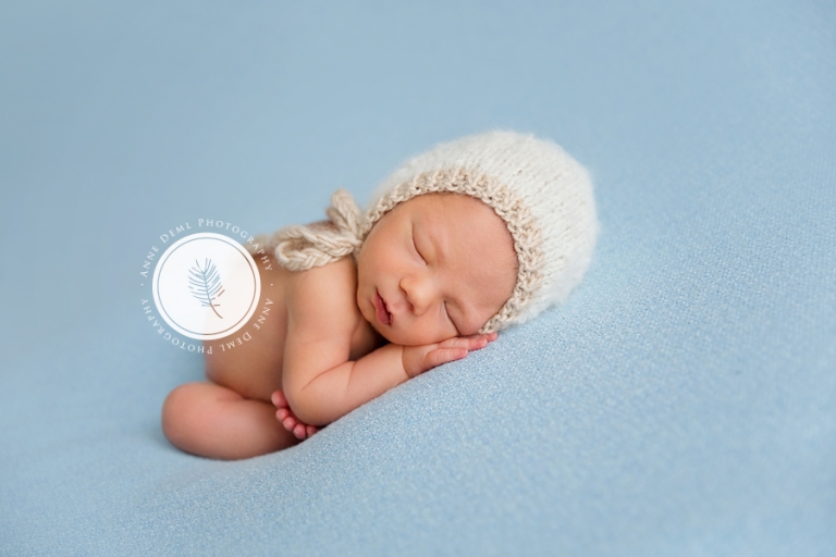 besondere_neugeborenenfotos_im_fotostudio_anne_deml_schlafendens_neugeborene_engelslaecheln_suesse_babybilder_muenchen_freising_augsburg_leo_8