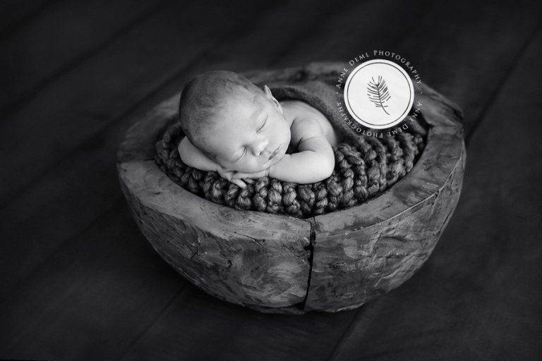 besondere_neugeborenenfotos_im_fotostudio_anne_deml_schlafendens_neugeborene_engelslaecheln_suesse_babybilder_muenchen_freising_augsburg_leo_9