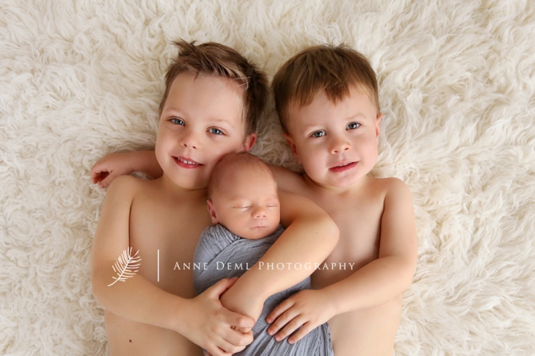 geschwisterfotos_mit_neugeborenen_baby_babyfotografie_muenchen_anne_deml_neugeborenenfotografie_geburt_suesse_babybiblder_leo_1