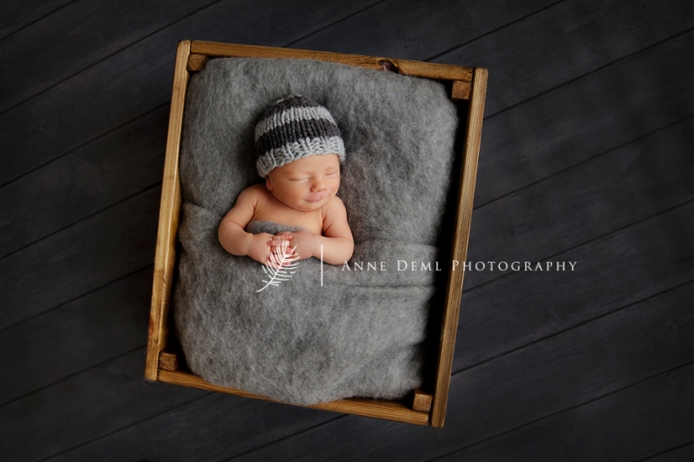 neugeborenenfotografie_im_fotostudio_niedliche_babybilder_babyfotograf_anne_deml_muenchen_freising_ingolstadt_augsburg_hebamme_krankenhaus_geburt_leo_3