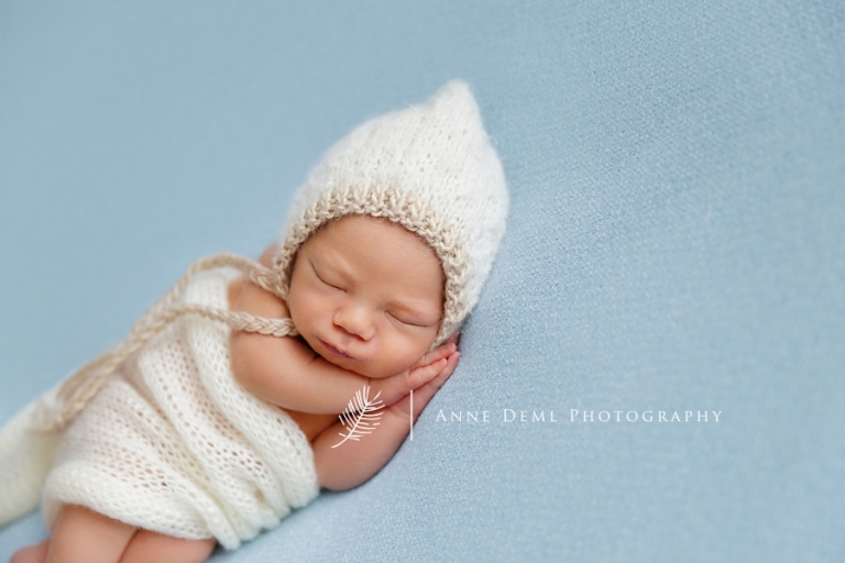 neugeborenenfotografie_im_fotostudio_niedliche_babybilder_babyfotograf_anne_deml_muenchen_freising_ingolstadt_augsburg_hebamme_krankenhaus_geburt_leo_5
