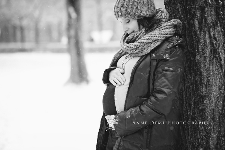 babybauchfotos_im_schnee_babybauchfotograf_schwangerschaftsfotos_muenchen_anne_deml_geburt_hebamme_schwanger_baby_freising_augsburg_susi_11