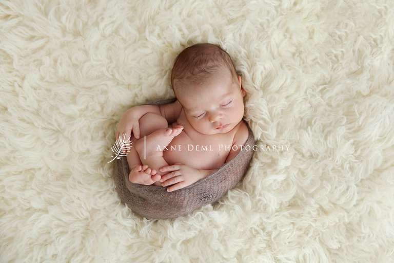 liebevolle_besondere_babyfotografie_professionelle_babyfotos_neugeborenenshooting_anne_deml_muenchen_geburt_babyfotografin_freising_mio_10