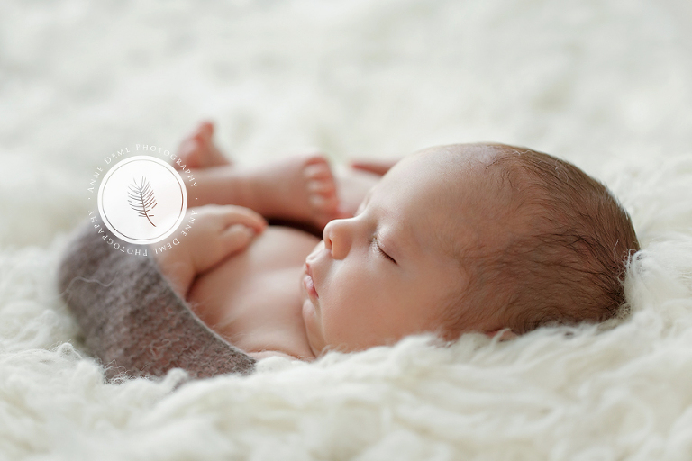 liebevolle_besondere_babyfotografie_professionelle_babyfotos_neugeborenenshooting_anne_deml_muenchen_geburt_babyfotografin_freising_mio_11