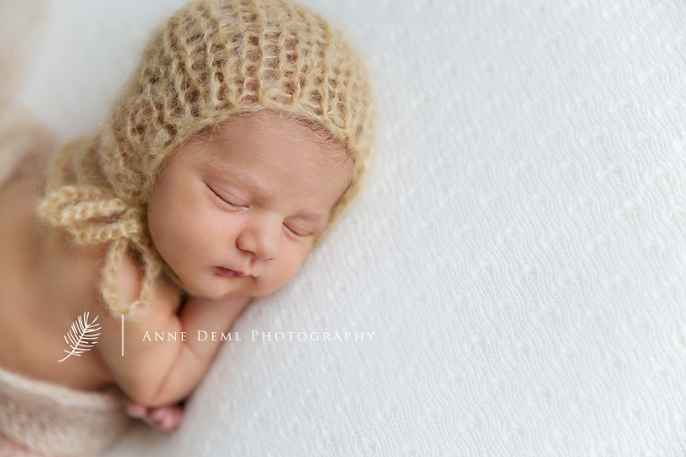 neugeborene_offene_augen_pucken_suesse_neugeborenenfotos_babyshooting_professioneller_babyfotograf_anne_deml_augsburg_freising_muenchen_mia_10