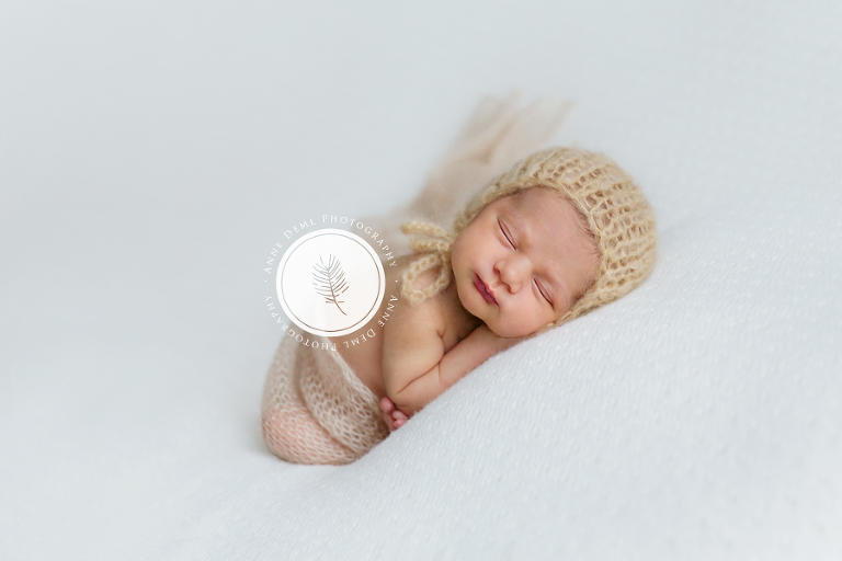 neugeborene_schlafend_pucken_suesse_neugeborenenfotos_babyshooting_professioneller_babyfotograf_anne_deml_augsburg_freising_muenchen_mia_12