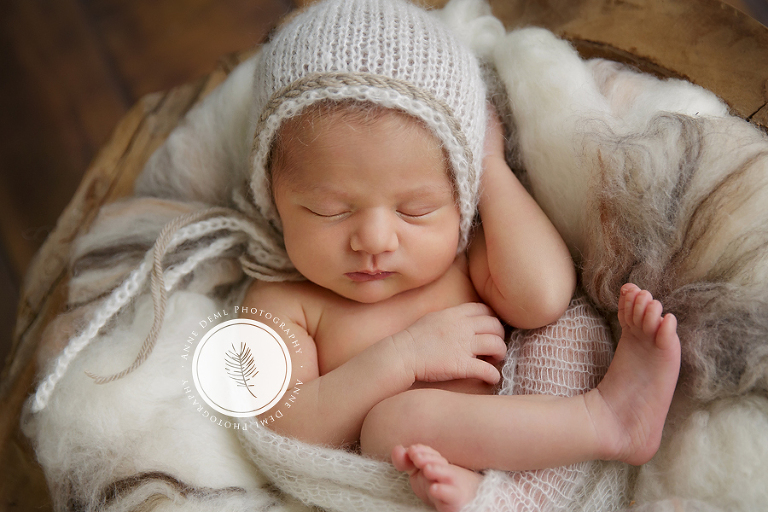 neugeborene_schlafend_pucken_suesse_neugeborenenfotos_babyshooting_professioneller_babyfotograf_anne_deml_augsburg_freising_muenchen_mia_13