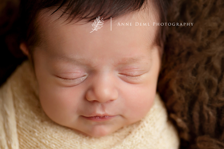 lachende_neugeborene_engelslaecheln_babyfotograf_anne_deml_muenchen_professionelle_babyfotos_hebamme_neugeborenenfotos_julie_1