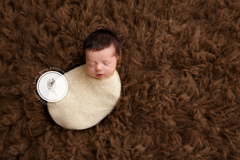 lachende_neugeborene_engelslaecheln_babyfotograf_anne_deml_muenchen_professionelle_babyfotos_hebamme_neugeborenenfotos_julie_3