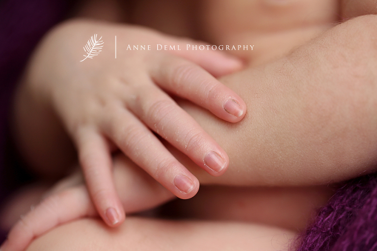 liebevolle_babyfotografie_profi_babyfotograf_anne_deml_augsburg_neugeborenenshooting_hebamme_geburtshaus_geburt_neugeborene_baby_muenchen_bayern_julie_12