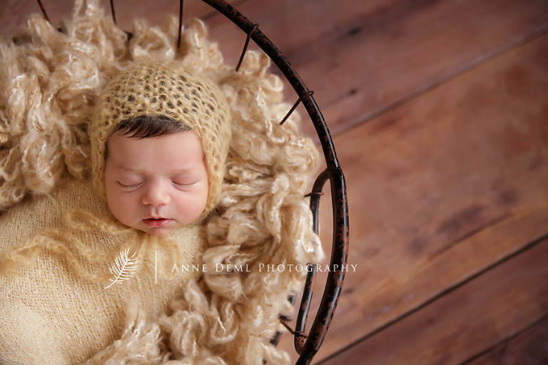 schlafende_neugeborenenfotos_niedliche_babybilder_babyfotografie_freising_anne_deml_babyfotograf_muenchen_geburt_krankenhaus_babyfotografie_babyaccessoires_anne_geddes_julie_4