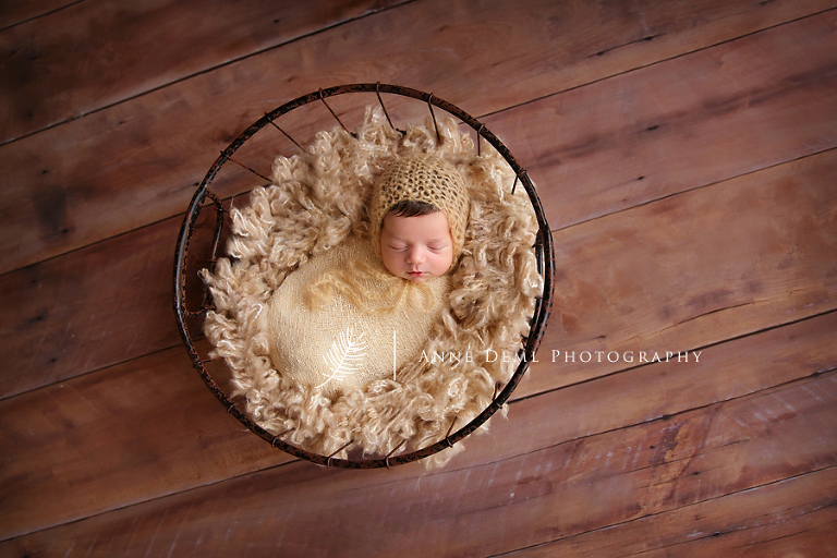 schlafende_neugeborenenfotos_niedliche_babybilder_babyfotografie_freising_anne_deml_babyfotograf_muenchen_geburt_krankenhaus_babyfotografie_babyaccessoires_anne_geddes_julie_5