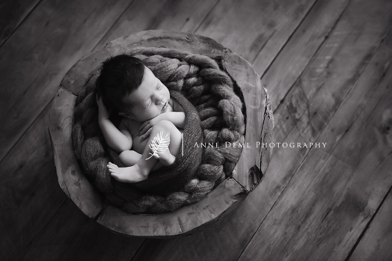 schlafende_neugeborenenfotos_niedliche_babybilder_babyfotografie_freising_anne_deml_babyfotograf_muenchen_geburt_krankenhaus_babyfotografie_babyaccessoires_anne_geddes_julie_7