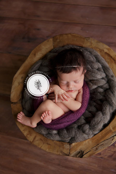 suesse_babybilder_professioneller_babyfotograf_babyshooting_fotostudio_babyfotografie_muenchen_anne_deml_babyspezialist_freising_neugeborene_mit_haaren_julie_11