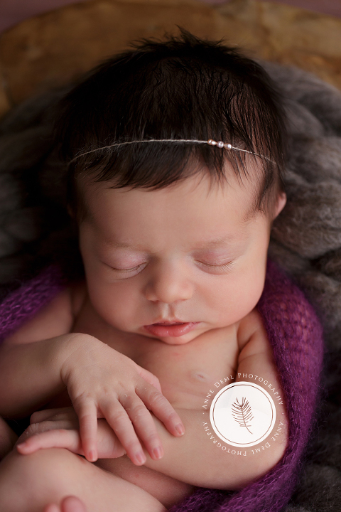 suesse_babybilder_professioneller_babyfotograf_babyshooting_fotostudio_babyfotografie_muenchen_anne_deml_babyspezialist_freising_neugeborene_mit_haaren_julie_8