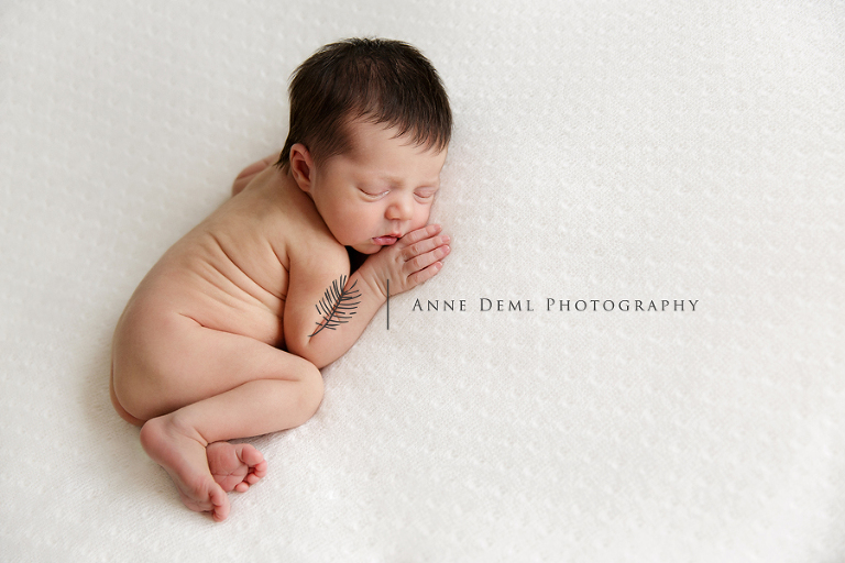 suesse_babybilder_professioneller_babyfotograf_babyshooting_fotostudio_babyfotografie_muenchen_anne_deml_babyspezialist_freising_neugeborene_mit_haaren_julie_9
