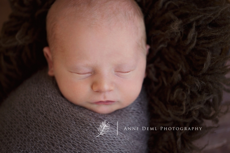 babyfotograf_bayern_liebevolle_babyfotos_eltern_geburt_krankenhaus_neugeborenes_besondere_babyfotografie_anne_deml_muenchen_spezialisiert_auf_neugeborenenfotografie_finley_11