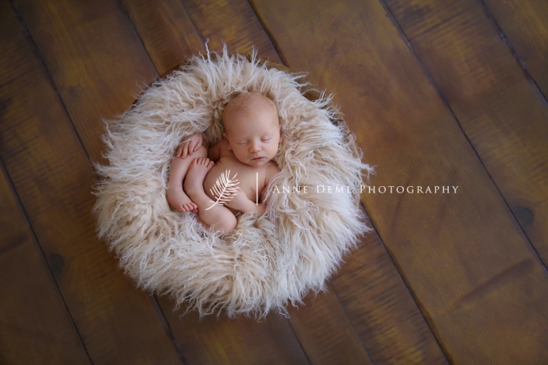 babyfotograf_bayern_liebevolle_babyfotos_eltern_geburt_krankenhaus_neugeborenes_besondere_babyfotografie_anne_deml_muenchen_spezialisiert_auf_neugeborenenfotografie_finley_8