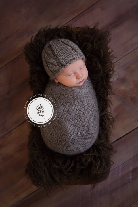 neugeborenenfotos_jungen_babyfotografie_babyfotograf_augsburg_geburt_krankenhaus_babyshooting_muenchen_anne_deml_fotostudio_professionelle_fotografie_niedliches_baby_finley