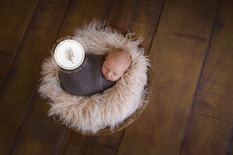 neugeborenenfotos_jungen_babyfotografie_babyfotograf_augsburg_geburt_krankenhaus_babyshooting_muenchen_anne_deml_fotostudio_professionelle_fotografie_niedliches_baby_finley_1