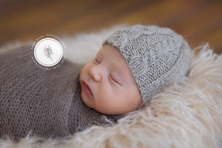 neugeborenenfotos_jungen_babyfotografie_babyfotograf_augsburg_geburt_krankenhaus_babyshooting_muenchen_anne_deml_fotostudio_professionelle_fotografie_niedliches_baby_finley_2