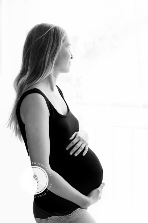 babybauchbilder_im_studio_studiofotografie_schwangerschaftsshooting_babybauchfotograf_babybauchfotografie_anne_deml_muenchen_freising_indoor_isi_10