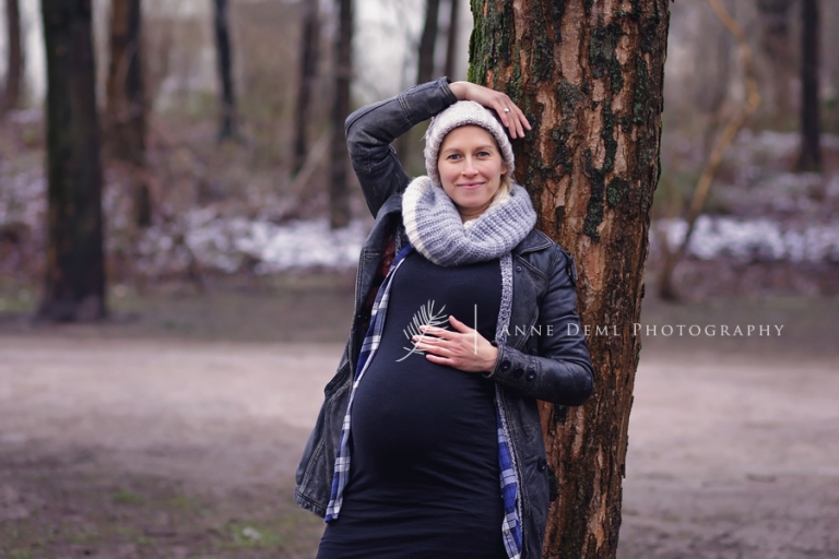 babybauchbilder_winter_outdoor_ungezwungen_natuerlich_schwangerschaftsfotos_schwangerschaft_babybauch_babybauchfotografie_anne_deml_muenchen_babyfotograf_eltern_geburt_krankenhaus_baby_isi_19