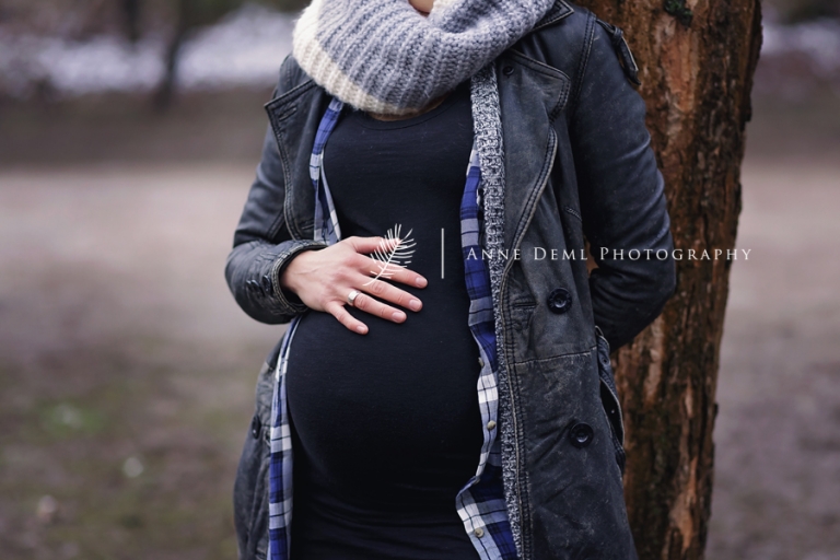 babybauchbilder_winter_outdoor_ungezwungen_natuerlich_schwangerschaftsfotos_schwangerschaft_babybauch_babybauchfotografie_anne_deml_muenchen_babyfotograf_eltern_geburt_krankenhaus_baby_isi_21