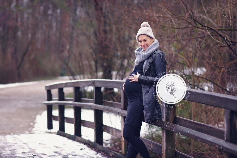 outdoor_babybauchfotos_babybauchbilder_natuerliche_ungestellte_babybauchfotografie_schwanger_schwangerschaft_schwangerschaftsshooting_babybauch_babyfotograf_anne_deml_augsburg_geburt_krankenhaus_hebamme_baby_isi_13