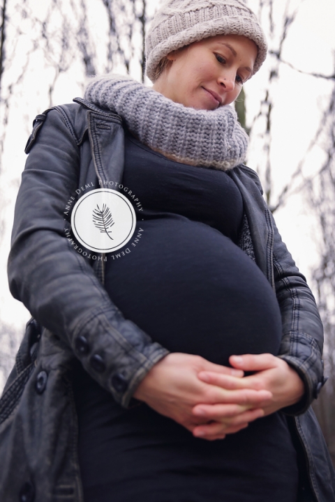 outdoor_babybauchfotos_babybauchbilder_natuerliche_ungestellte_babybauchfotografie_schwanger_schwangerschaft_schwangerschaftsshooting_babybauch_babyfotograf_anne_deml_augsburg_geburt_krankenhaus_hebamme_baby_isi_14