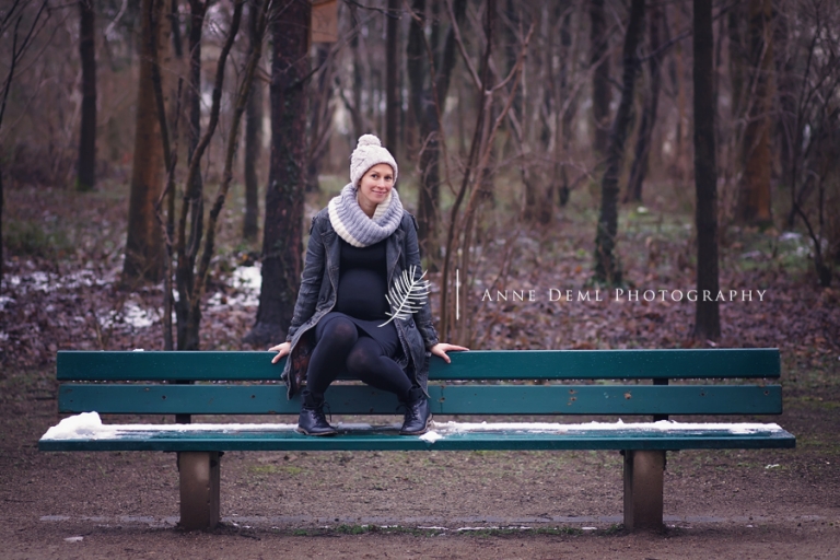 outdoor_babybauchfotos_babybauchbilder_natuerliche_ungestellte_babybauchfotografie_schwanger_schwangerschaft_schwangerschaftsshooting_babybauch_babyfotograf_anne_deml_augsburg_geburt_krankenhaus_hebamme_baby_isi_16