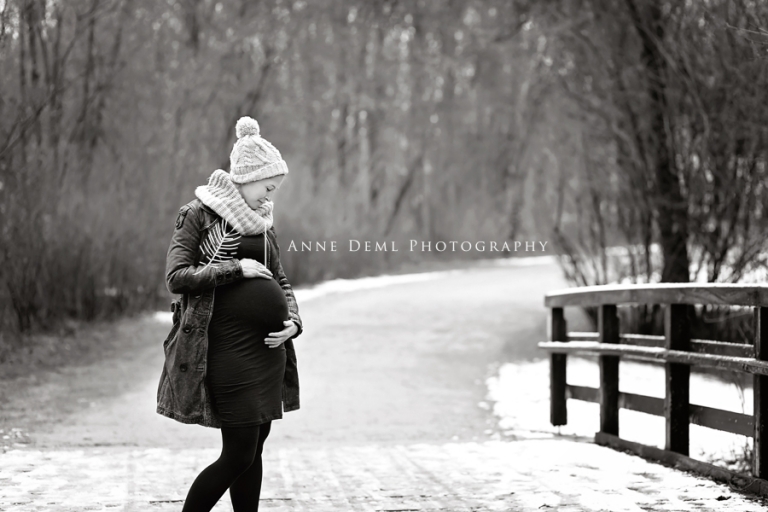 outdoor_babybauchfotos_babybauchbilder_natuerliche_ungestellte_babybauchfotografie_schwanger_schwangerschaft_schwangerschaftsshooting_babybauch_babyfotograf_anne_deml_augsburg_geburt_krankenhaus_hebamme_baby_isi_17