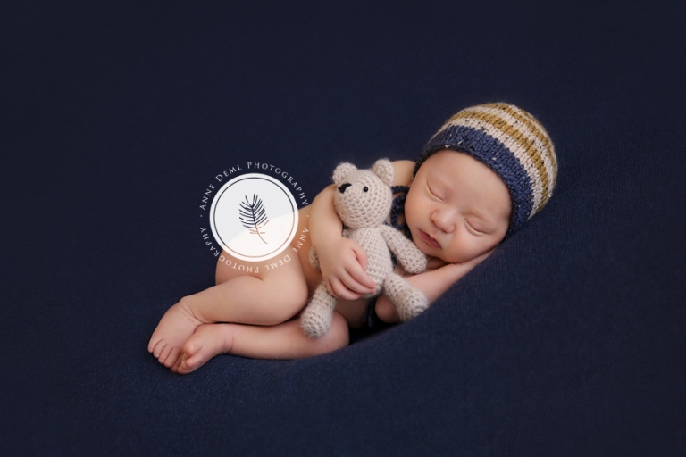 baby_im_korb_babymuetze_niedliche_babyfotos_suess_schlafendes_neugeborenes_babyfotografin_muenchen_babyshooting_neugeborenenshooting_babybilder_hebamme_babyfotografie_augsburg_professioneller_fotograf_finley_7